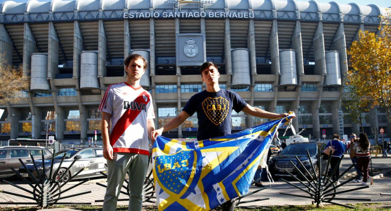 Hincha de River y de Boca en el Santiago Bernabéu para la Superfinal