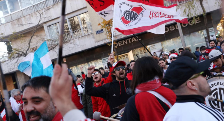 Hinchas de River en el Fan Zone previo a la Superfinal (Reuters)