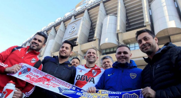 Hinchas de Boca y River en el Santiago Bernabéu