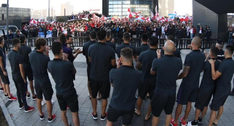 Jugadores de River agradecen apoyo de hinchas en hotel de Madrid