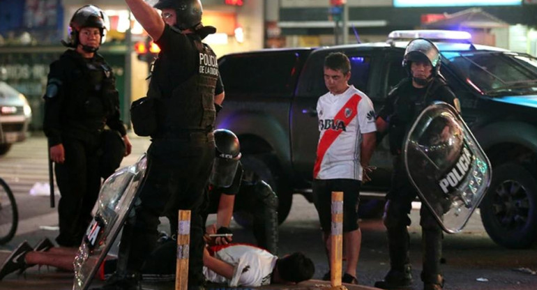 Festejos de River en el Obelisco: incidentes, corridas y detenidos 