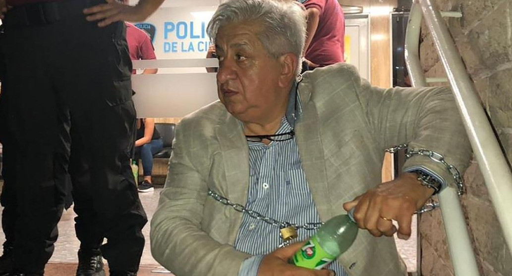 Julio Piumato, encadenado en comisaría