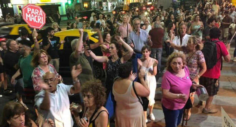 Cacerolazos en la Ciudad en contra de los aumentos de las tarifas	