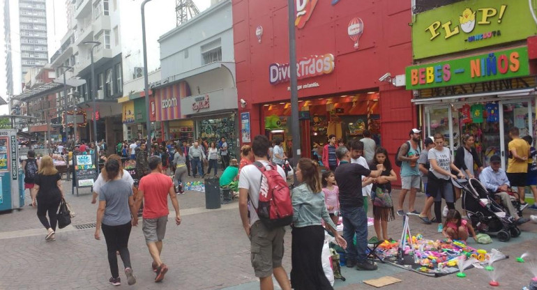 Manteros en la peatonal San Martín de Mar del Plata