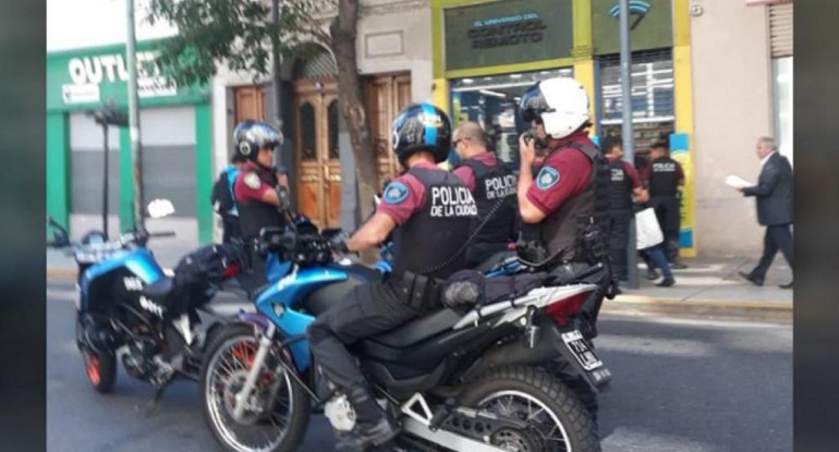 Asalto y rehenes en local de Balvanera