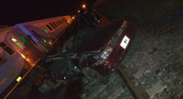 Baradero - Tren arrolló a auto