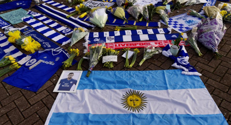 Mensajes de apoyo para Emiliano Sala en Cardiff (Reuters)