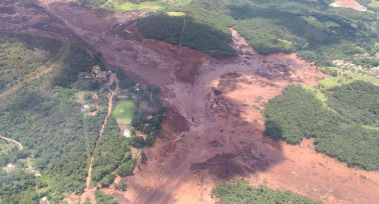 Colapso de un dique en Brasil