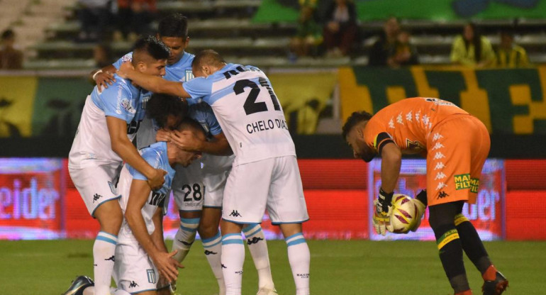 Festejo de Racing ante Aldosivi en Mar del Plata (NA)