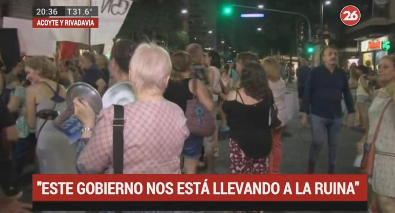 Ruidazo contra los tarifazos del Gobierno en Caballito, Canal 26