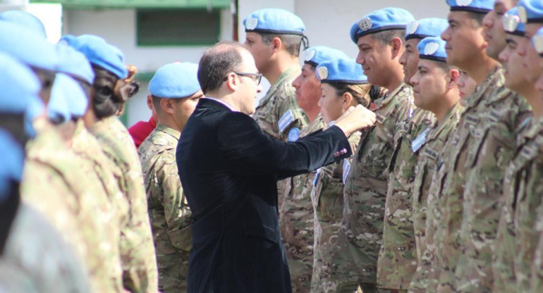 Mariano Caucino entregando medallas a los soldados argentinos en la fuerza de paz de Naciones Unidas en Chipre