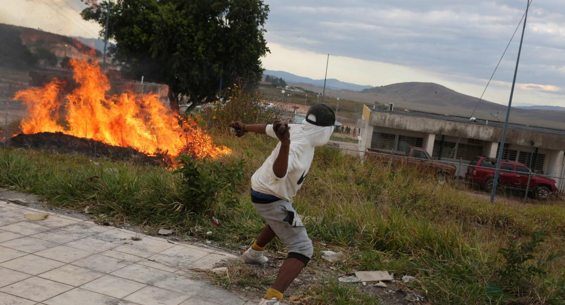 Incidentes y represión en la frontera de Venezuela por la ayuda humanitaria (Reuters)