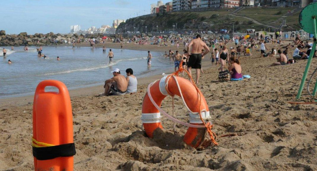 Guardavidas en la playa de Mar del Plata