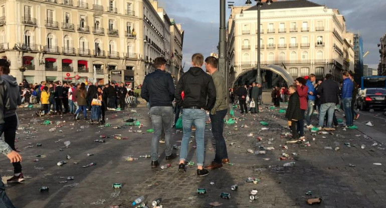 Desastre en las calles de Madrid tras festejos de hinchas del Ajax ante Real Madrid