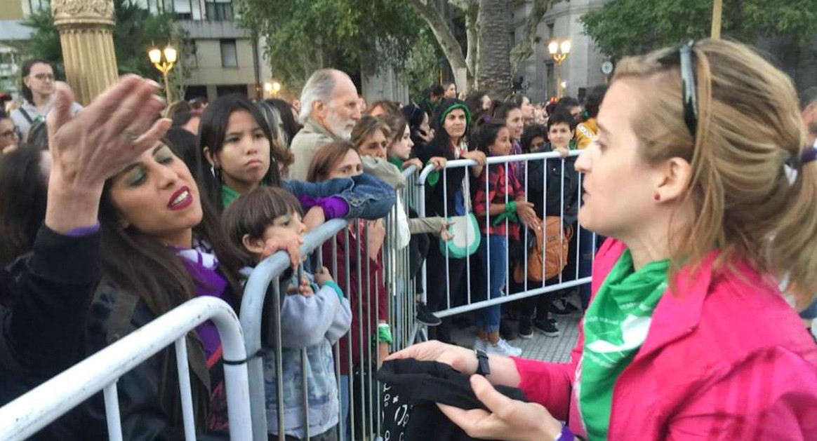 Marcha #8M - Mujeres pidiendo dinero para pagar sonido