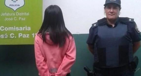 Paula Milagros Naiaretti, joven que ayudó a su madre a matar a su padre de 185 puñaladas quedó libre