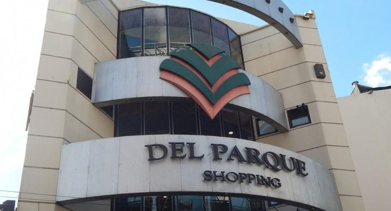 Del Parque Shopping  - cierre por crisis