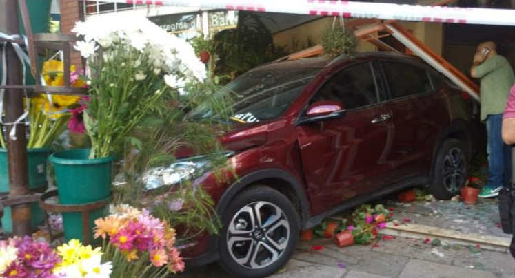 Auto se incrustó en florería, Recoleta