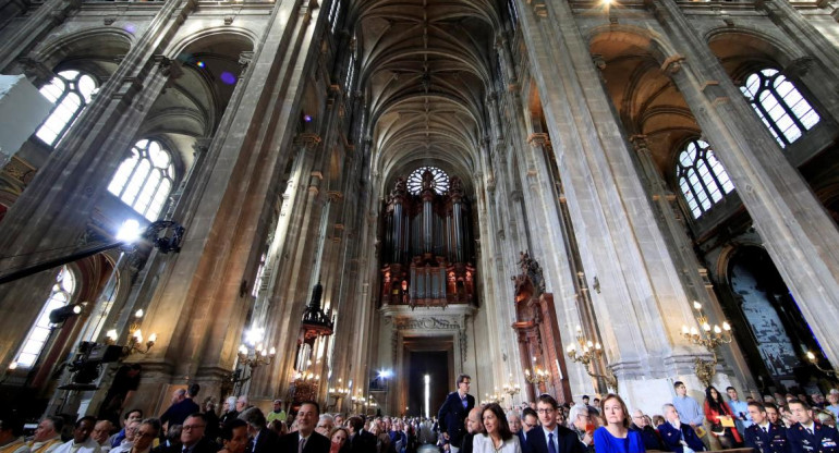 Domingo de Pascua en St. Eustache, días después de un incendio masivo que devastó gran parte de la estructura de la catedral gótica de Notre-Dame, en París, Reuters