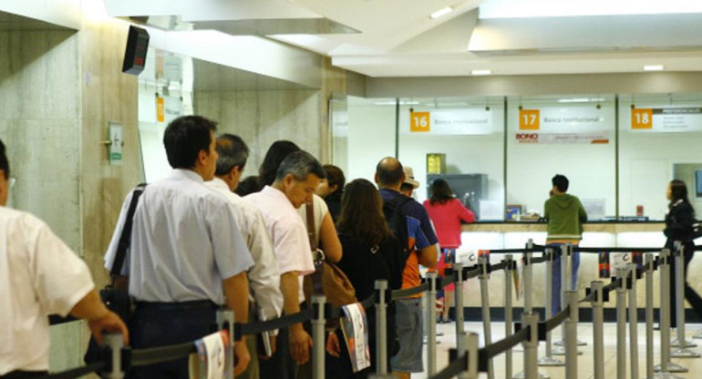 Gente en el banco, economía