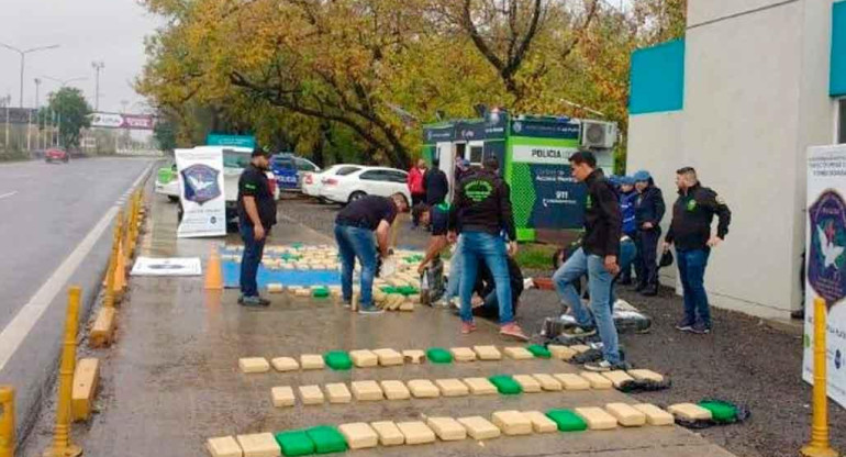 Dos detenidos por transportar 500 kilos de marihuana en bolsas de alimento para perros