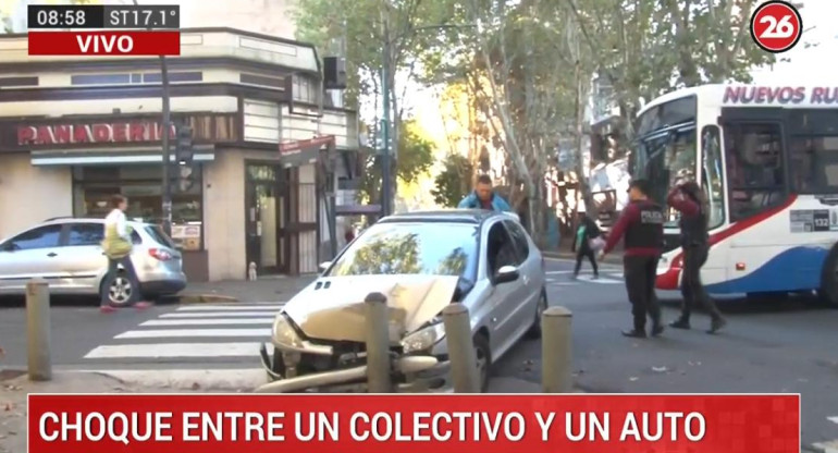 Domingo accidentado: violento choque entre auto y colectivo en barrio de Flores	