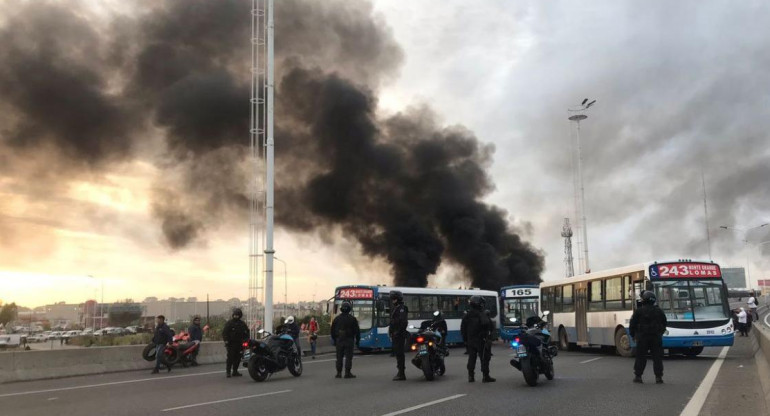 Paro del 30 de abril, corte total en Puente La Noria, política, Foto: Twitter