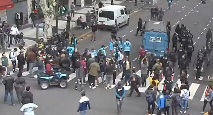 Paro contra el Gobierno - incidentes, detenciones y corridas en la Avenida 9 de Julio	