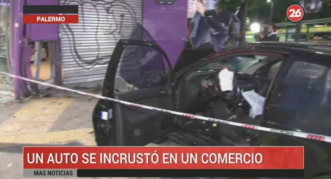 Un auto se incrustó en una colchonería en Palermo (Canal 26)