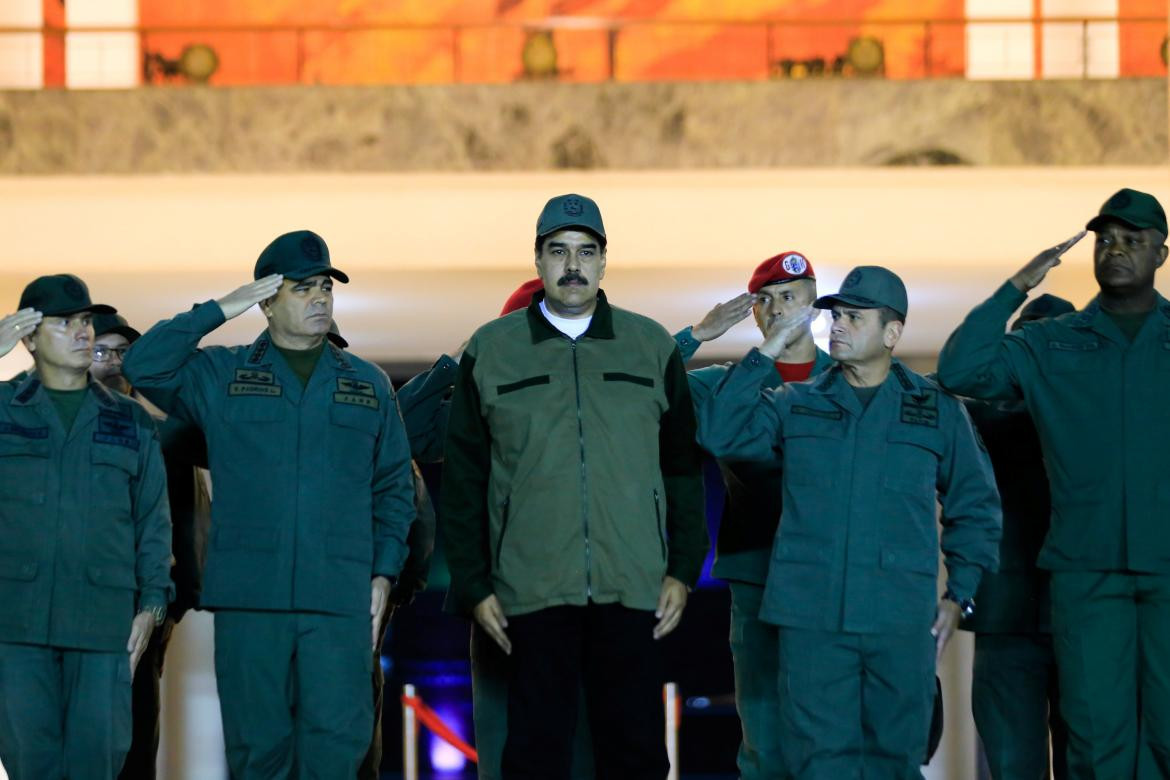 Nicolás Maduro, ante soldados oficialistas (Reuters)