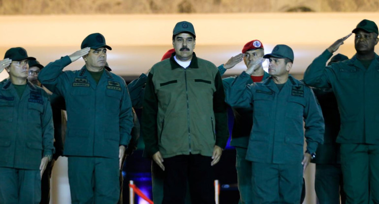 Nicolás Maduro, ante soldados oficialistas (Reuters)