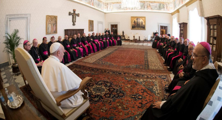 Papa Francisco junto a obispos argentinos (Reuters)