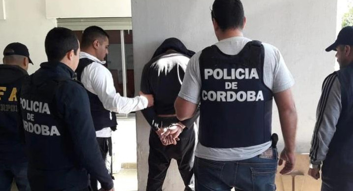 Joven detenido en Córdoba: estaba prófugo y fue detenido atendiendo un food truck