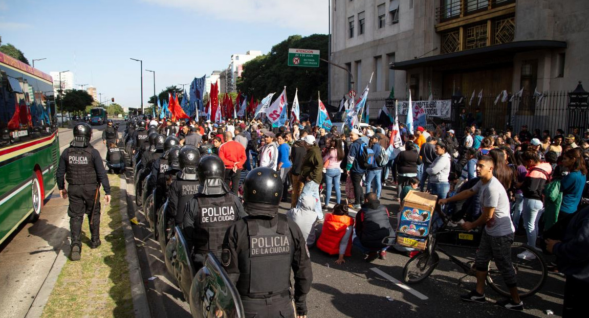 Corte y manifestación en 9 de Julio frente al Ministerio de Desarrollo social, NA