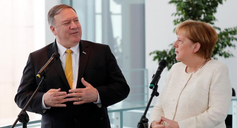 Mike Pompeo junto a la canciller Angela Merkel en Berlín (Reuters)