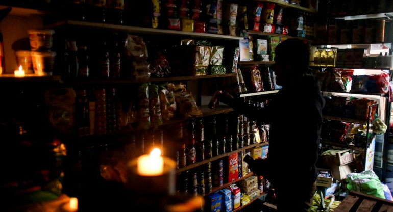 Apagón en Argentina domingo 16 de junio de 2019, comercio, sin luz, REUTERS