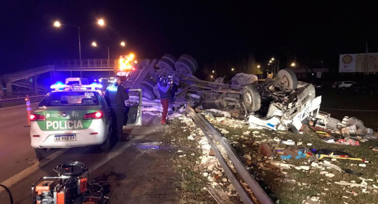 Vuelco fatal en la Panamericana, murió el conductor de un camión, accidente de tránsito