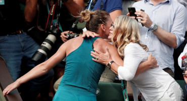 Simona Halep y Nadia Comaneci en Wimbledon