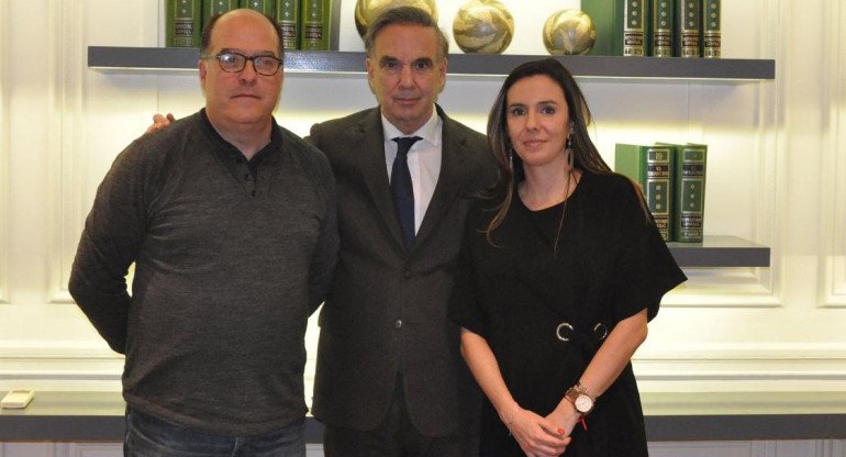 Miguel Ángel Pichetto junto a Elisa Trotta Gamus y Julio Borges, representantes de Guaidó