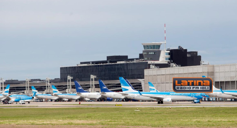 Aerolíneas Argentinas, Radio Latina, polémica por lectura de mensajes