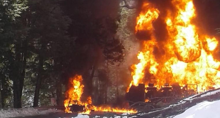 Vuelvo de camión con combustible en Ruta Siete Lagos