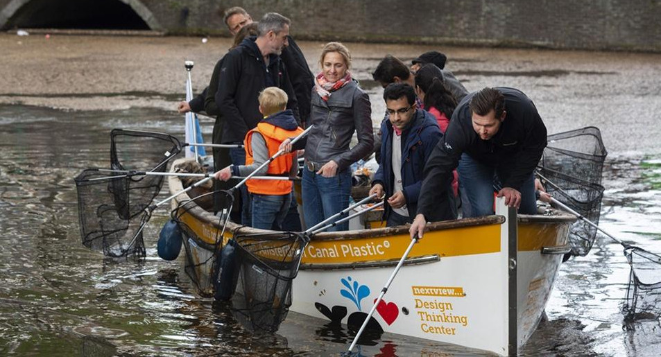 Pesca en los canales de Ámsterdam