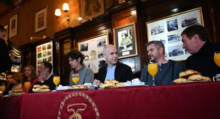 Marcos Peña y funcionarios del Gobierno nacional desayunando, PASO 