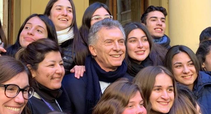 Mauricio Macri junto a adolescentes en Santa Fe