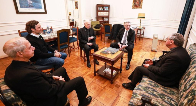 Alberto Fernández junto a la cúpula de la Conferencia Episcopal