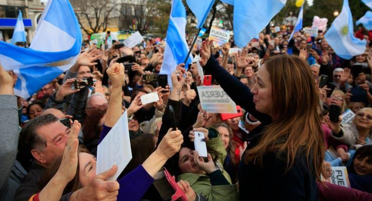 María Eugenia Vidal en Morón durante la marcha a su favot