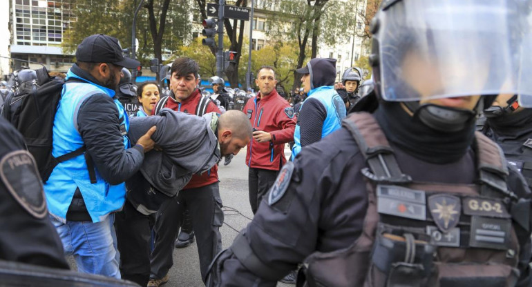 Incidentes en acampe frente al ministerio de Desarrollo social, protesta agrupaciones sociales, NA	