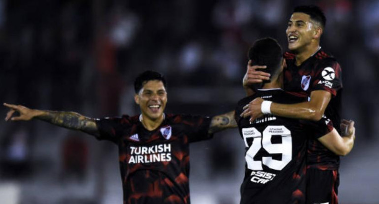 Superliga, Festejo de River ante Huracán