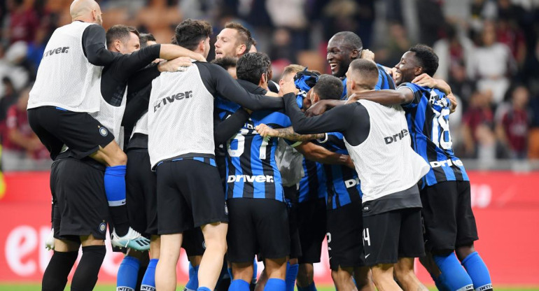 Serie A, Milan vs. Inter, los jugadores del Inter de Milán celebran después del partido, REUTERS