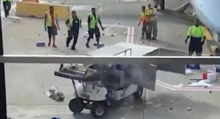 Carrito de catering pierde el control en aeropuerto de Chicago